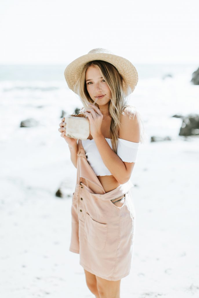 LA-Blogger Payton Sartain of Hustle + Halcyon in Urban Outfitters