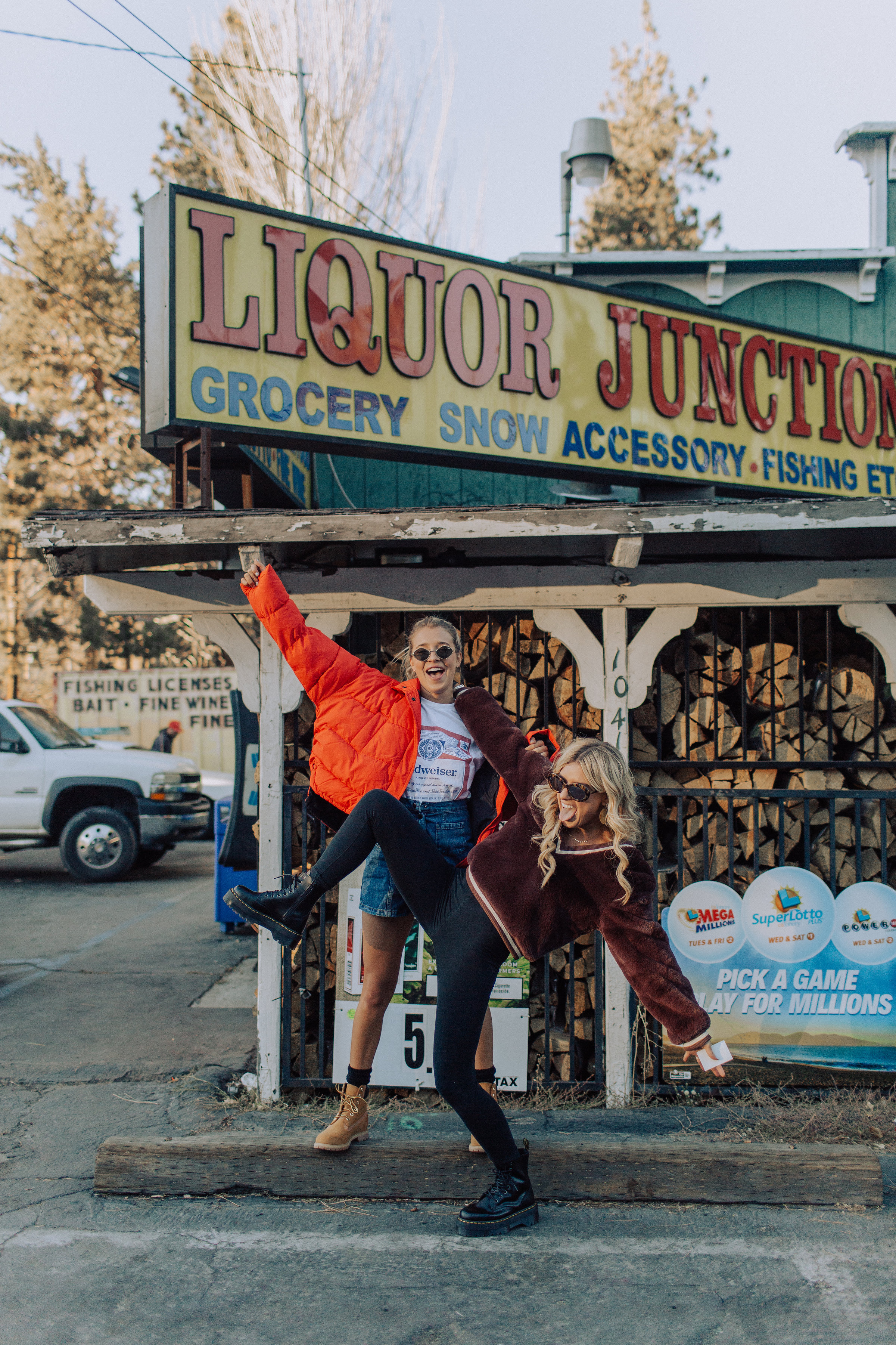 Bloggers Payton Sartain & Kristen Ritchie in Urban Outfitters