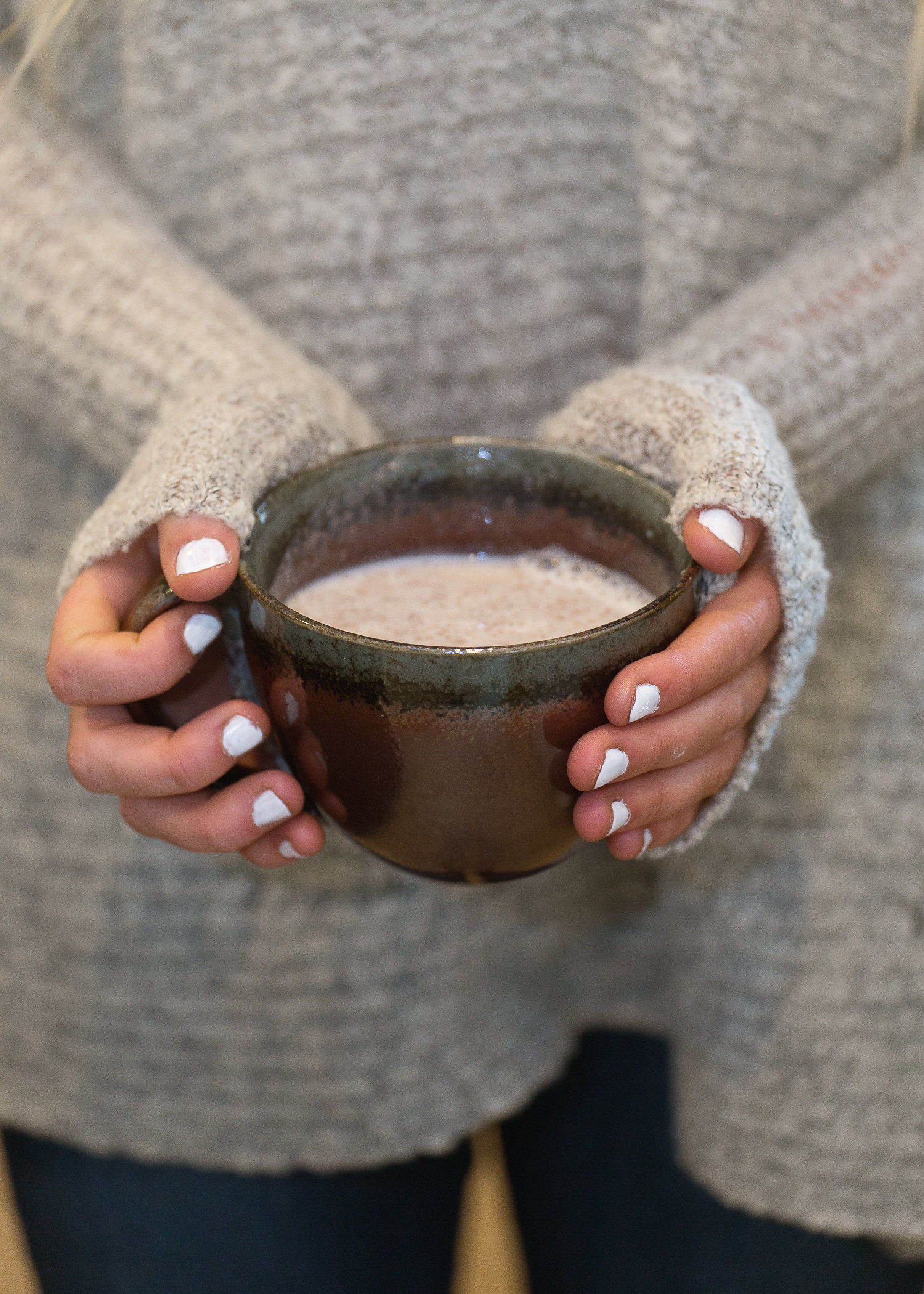 Skinny Cinnamon Almond Milk Drink Recipe: Satisfy your sweet tooth with this warm & cozy drink recipe (without all the sugary crap!) | www.hustleandhalcyon.com